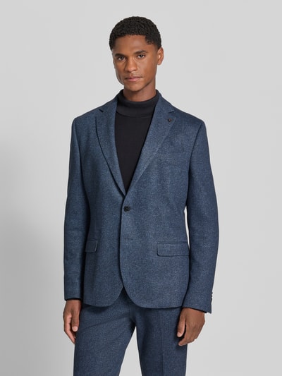 Männermodel trägt Slim Fit Sakko mit Baumwoll-Anteil Modell 'Nick' von Zuitable, dunkelblau, feine Struktur, Ganzkörperansicht von vorne.