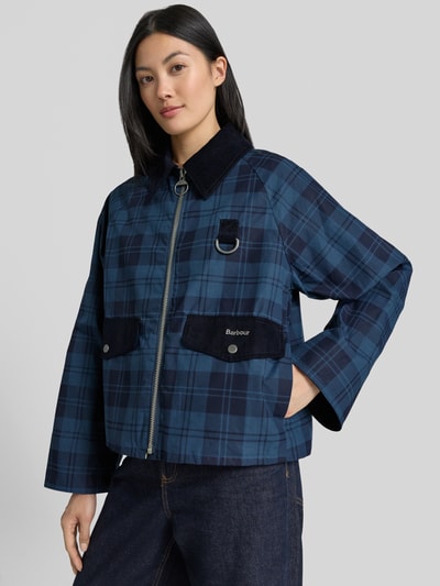 Kobiece model nosi Regular Fit Bomberjacke / Blouson aus reiner Baumwolle Modell 'BALTON' od Barbour, granatowa krata, tekstura gładka, damska bomberka/bluzon, widok całej sylwetki z przodu.