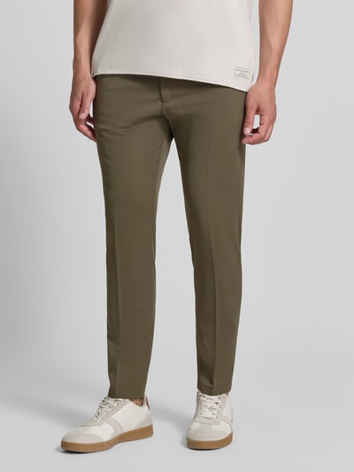 Mannenmodel draagt Slim Fit broek met persplooien Model 'AJEND SMU' van DRYKORN in olijfgroen Materiaalmix met viscose, slim fit, Bandwijdte maat 32/32 42 cm, Binnenbeenlengte maat 32/32 74 cm, detailopname onderlichaam
