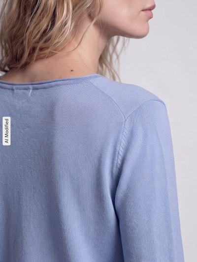 Vrouwenmodel draagt Regular fit pullover uit katoen- en viscosemix van s.Oliver RED LABEL in lichtblauw, detailopname, KI-modificeerd beeld.