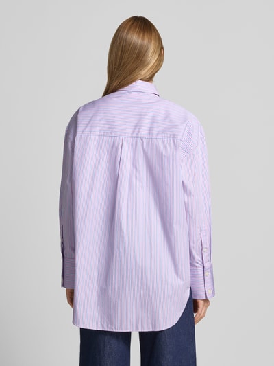 Frauenmodel trägt Oversized Hemdbluse aus reiner Baumwolle Modell 'HOTEL AMOUR' von Selected Femme, Optik:Allover-Muster, Ganzkörperansicht Rückansicht.