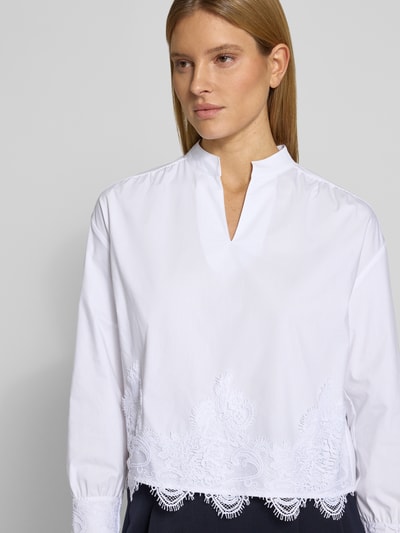 Frauenmodel trägt Regular Fit Bluse mit Spitzenbesatz von More & More, weißer Baumwoll-Mix, Tunika-Kragen, Langarm, Nahaufnahme Oberkörper.