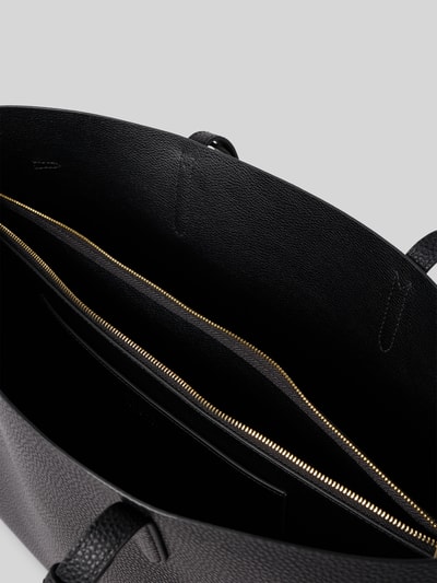 Produktfoto, detailreiche Aufnahme der schwarzen Handtasche aus echtem Leder mit Logo-Detail Modell 'Ava' von FURLA, offenes Hauptfach, strukturierte Oberfläche, goldfarbener Reißverschluss, kontrastreiche Textur, schmale Schulterriemen, Maße und Kontext gemäß Produktbeschreibung