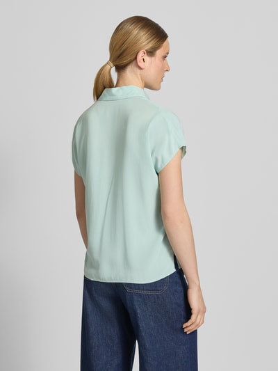 Frauenmodel trägt Relaxed Fit Bluse aus Viskose von Christian Berg Woman in Mintgrün, Kappärmel, Hemdblusenkragen, Rückansicht Ganzkörperansicht.