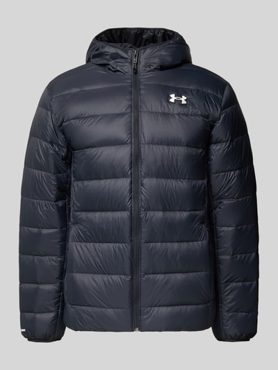 Produktfoto, donkerblauwe Heren donsjack met capuchon, logoprint, ritssluiting, regular fit, donsverenvulling, model 'LEGEND' van Under Armour, ruglengte 72 cm, schouderbreedte 48 cm, borstwijdte 55 cm, mouwlengte 66 cm