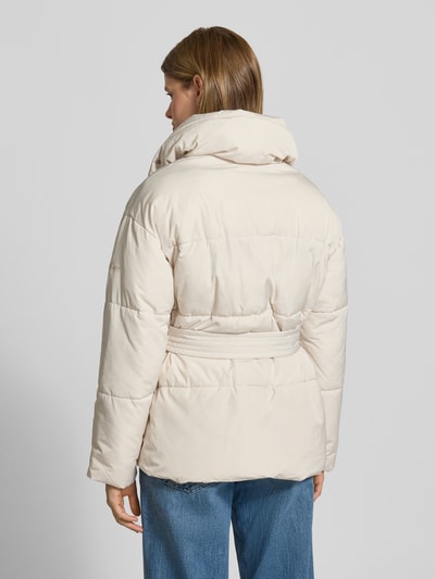 Frauenmodel trägt Steppjacke mit Bindegürtel Modell 'Margitta' von LeGer by Lena Gercke in Creme, Regular Fit, Rückenansicht. Kontext: Stehkragen, Eingrifftaschen, Rückenlänge bei Größe 36: 70 cm, Schulterbreite: 57 cm, Brustweite: 58 cm, Ärmellänge: 55 cm, Damen.