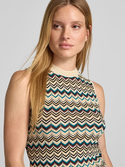 Frauenmodel trägt Stricktop aus Viskose-Mix mit Rundhalsausschnitt von zero, Muster in Beige, Braun, Schwarz und Türkis, Nahaufnahme Oberkörper.
