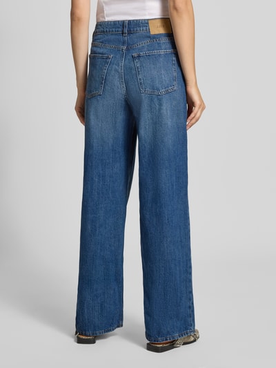 Frauenmodel trägt Wide Fit Jeans im 5-Pocket-Design Modell 'TOKYO' von JJXX in Blau, reine Baumwolle, Detailaufnahme Rückansicht, Damen Jeans.