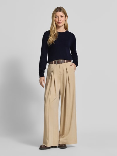 Vrouwenmodel draagt Regular Fit Pullover uit mix van wol en katoen van Barbour, donkerblauw, zandkleurige broek, Ganzkörperansicht van voren, Dames Rollkragenpullover