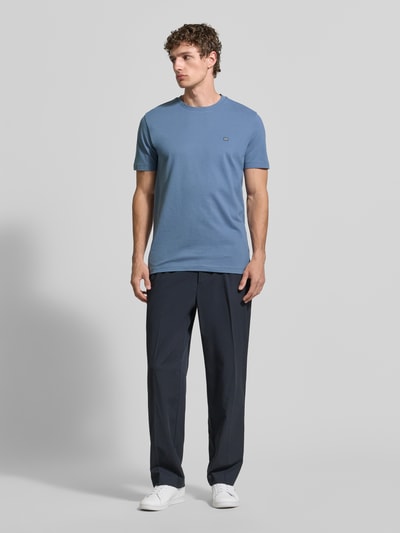 Männermodel trägt T-Shirt aus Baumwolle mit Rundhalsausschnitt von Christian Berg Men in Blau, Regular-Fit, Label-Detail, Reine Baumwolle, Ganzkörperansicht von vorne. Rückenlänge bei Größe M: 71 cm.