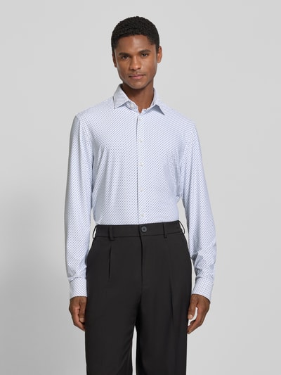 Männermodel trägt Slim Fit Business-Hemd mit Kentkragen van Jake*s, elastische materiaalmix, knoopsluiting, ruglengte maat 39/40: 75 cm, schouderbreedte 49 cm, mouwlengte 69 cm, lichtblauw met patroon, gladde textuur, voorkant, Ganzkörperansicht von vorne.
