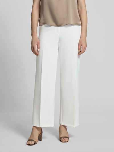 Frauenmodel trägt Regular Fit Weite HOSE mit Bügelfalten von s.Oliver BLACK LABEL, Optik: Unifarben, Twill, Ganzkörperansicht von vorne.
