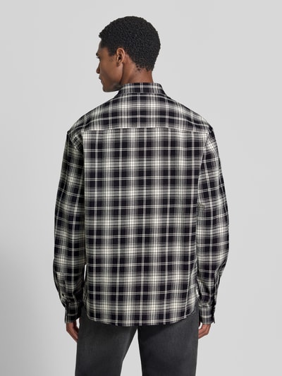 Männermodel trägt Relaxed Fit Hemdjacke aus reiner Baumwolle Modell 'MONTREAL' von Antony Morato, kariertes Muster, Ganzkörperansicht Rückansicht. Rückenlänge bei Größe 50: 77 cm, Umlegekragen, Brusttasche, Label-Detail.