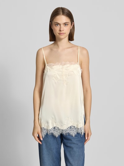 Frauenmodel trägt Spitzentop mit verstellbaren Spaghettiträgern von Gina Tricot in Creme, Spitze, gerade Passform, Material-Mix mit Stretch, Ganzkörperansicht von vorne.