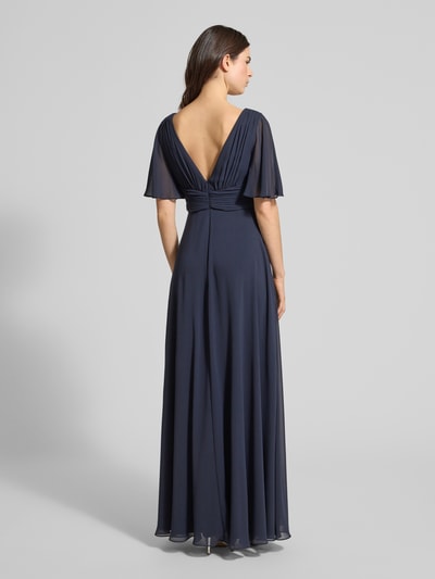 Frauenmodel trägt Regular Fit Abendkleid mit V-Ausschnitt von Jake*s Cocktail in Dunkelblau, Chiffon, Falten-Optik, Rückenausschnitt, Ganzkörperansicht Rückansicht.
