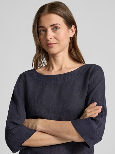 Kobiece model nosi bluzkę lnianą Regular Fit Leinenbluse mit 3/4-Arm Modell 'La44ura' od ZABAIONE, czarny len, okrągły dekolt, rękaw o dł. 3/4, długość tyłu w rozmiarze S 57 cm, długość rękawów w rozmiarze S 41 cm, zbliżenie na górną część ciała.