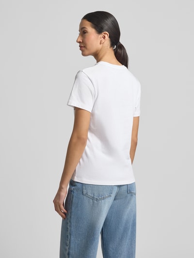 Vrouwenmodel draagt Regular Fit T-Shirt uit pure katoen van Marc O'Polo, look: effen, labelprint, ronde hals, korte mouw, Ganzkörperansicht Rückansicht.
