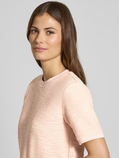 Frauenmodel trägt T-Shirt in Frotte-Optik mit Rundhalsausschnitt von Jake*s Collection, Material-Mix mit Baumwoll-Anteil, Boxy-Fit, pastellrosa, feine Oberfläche, Rückenlänge bei Größe S 48 cm, Nahaufnahme Oberkörper.