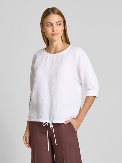 Frauenmodel trägt Leinenbluse mit Kordelzug und Rundhalsausschnitt von Fynch-Hatton, weiß, 3/4-Arm, Loose Fit, reines Leinen, Ganzkörperansicht von vorne.