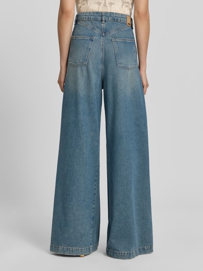 Frauenmodel trägt Regular Fit Baggy Jeans aus Baumwoll-Lyocell-Mix Modell 'CENTRAL' von BOSS, Denim-Optik, Label-Patch, 5-Pocket-Design, Ganzkörperansicht Rückansicht.