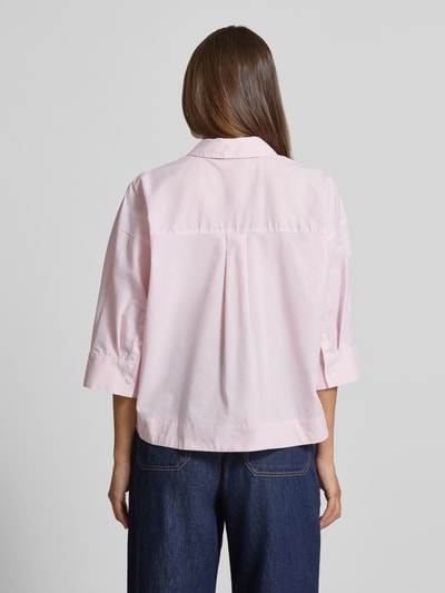 Vrouwenmodel draagt Regular Fit Bluse Umlegekragen Modell 'Fadessa' van OPUS, lichtroze katoen, 3/4-mouw, achteraanzicht, context: dames blouse, pure katoen, regular fit, ruglengte maat 36: 60 cm, mouwlengte maat 36: 42 cm.
