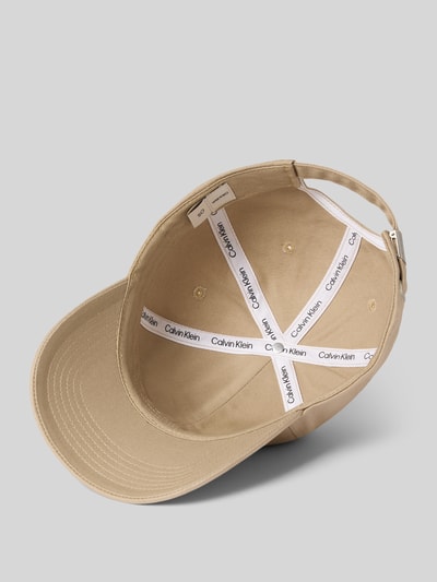 Produktfoto, Größenverstellbare Cap mit Label-Stitching von Calvin Klein in Beige, reine Baumwolle, verstärkter Schirm, Innenansicht.