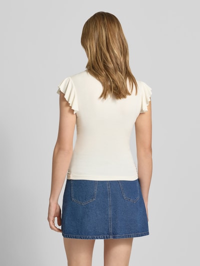 Frauenmodel trägt Slim Fit Top aus Viskose-Mix Modell 'BELLA' von Only, Optik: Unifarben, Materialverarbeitung: Jersey, Ganzkörperansicht Rückansicht.