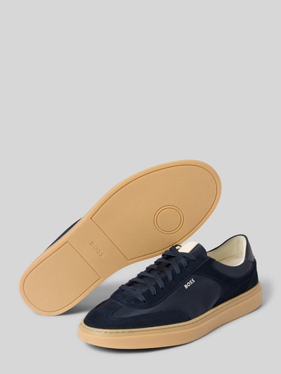 Produktfoto, Low Top Sneaker aus echtem Rindsleder Modell 'KIERAN_TENN' von BOSS w dwukolorowy, zaokrąglony nosek buta, płaska podeszwa eva, aplikacja z logo, wykończenie materiału: skóra welurowa, materiał: skóra bydlęca