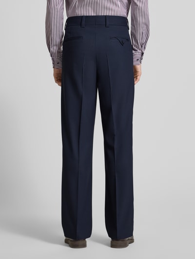 Männermodel trägt Regular Fit Anzughose mit Bügelfalten Modell 'FLIPS251X' von HUGO, dunkelblau, Unifarben, Stretch-Twill, Ganzkörperansicht Rückansicht.