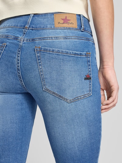 Frauenmodel trägt Jeans in verkürzter Passform von Buena Vista, 5-Pocket-Design in Hellblau, Baumwoll-Mix, Detailaufnahme Rückansicht.