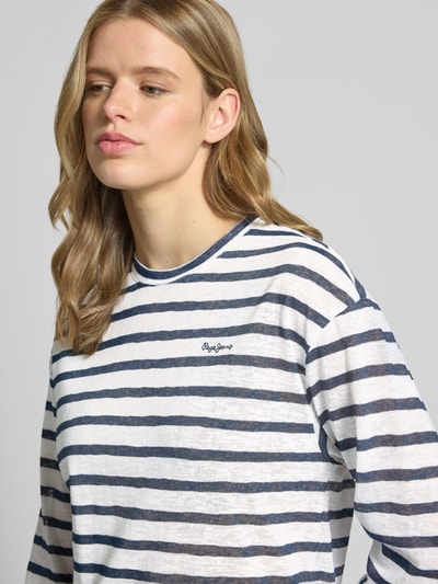 Frauenmodel trägt Regular Fit T-Shirt aus Baumwoll-Mix von Pepe Jeans in Two-Tone-Optik, gestreift, Label-Stitching-Applikation, Nahaufnahme Oberkörper.