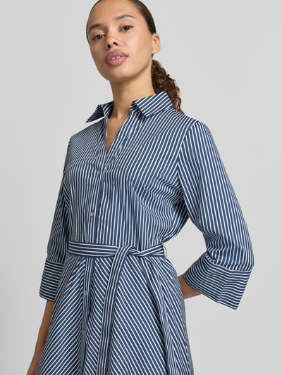 Frauenmodel trägt Hemdblusenkleid mit Bindegürtel und Knopfleiste von Zero, blau-weiß gestreift, Baumwoll-Mix mit Stretch, Nahaufnahme Oberkörper.