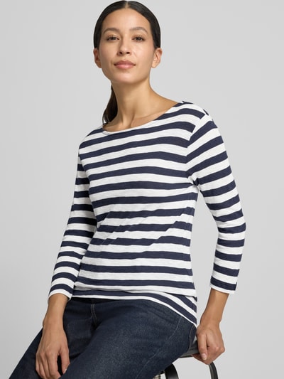 Frauenmodel trägt Longsleeve mit 3/4-Arm von Christian Berg Woman aus reiner Baumwolle, weiße und blaue Streifen, Nahaufnahme Oberkörper.