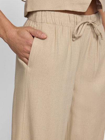 Frauenmodel trägt Wide Leg Leinenhose mit elastischem Bund Modell 'GOA' von Only, Optik: Unifarben, Viskose-Leinen-Mix, Nahaufnahme Oberkörper.