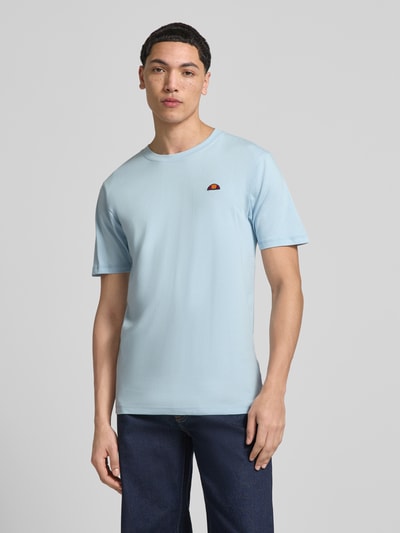 Männermodel trägt Herren T-Shirt mit Label-Stitching Modell 'CASSICA' von Ellesse, Reine Baumwolle, Gerader Schnitt, Rundhalsausschnitt, Ganzkörperansicht von vorne.