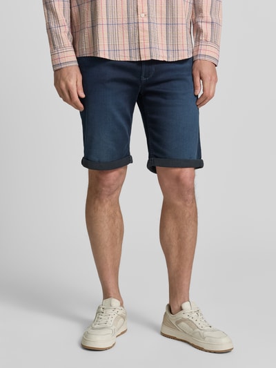 Männermodel trägt Regular Fit Bermudas in Denim-Optik mit Eingrifftaschen von MAC, Baumwoll-Elasthan-Mix, Used-Look, Umschlag, Ganzkörperansicht von vorne.