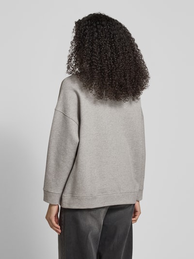 Modelka kobieca nosi Oversized Sweatshirt aus reiner Baumwolle od Weekend Max Mara, szary, luźny krój, bawełna, widok całej sylwetki z tyłu.
