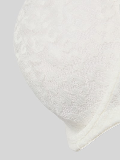 Frauenmodel trägt Minimizer-BH aus Spitze von LASCANA in Weiß, elastischer Material-Mix, feine Spitze, Nahaufnahme Oberkörper.