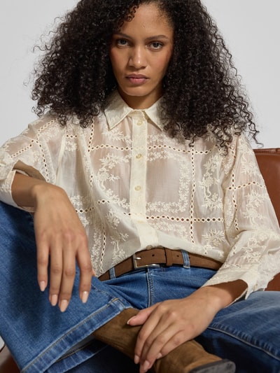 Kobiece model prezentuje Regular Fit Bluse mit Lochstickerei von Jake*s Collection w kolorze kremowym, haft angielski, kołnierzyk koszulowy, listwa guzikowa, długość tyłu w rozmiarze 38: 63 cm, długość rękawów w rozmiarze 38: 60 cm, zbliżenie na górną część ciała