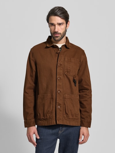 Männermodel trägt Relaxed Fit Hemdjacke aus reiner Baumwolle von Barbour, Optik: Unifarben, Materialverarbeitung: Piqué, Ganzkörperansicht von vorne.