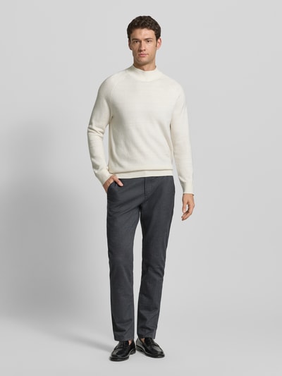 Männermodel trägt Stoffhose mit französischen Eingrifftaschen von MCNEAL, Baumwoll-Elasthan-Mix, Gerader Schnitt, Ganzkörperansicht von vorne.