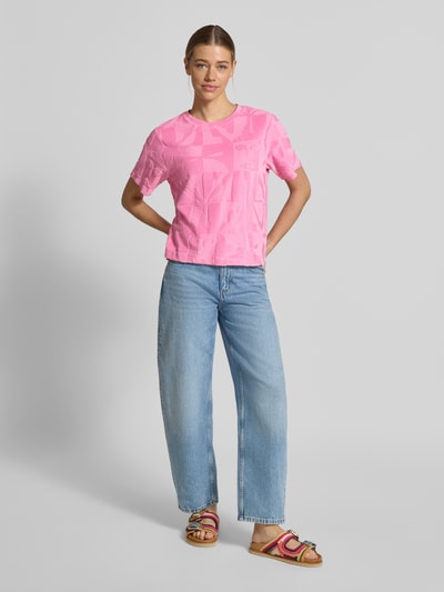 Frauenmodel trägt Damen T-Shirt im Allover-Look Modell 'NABI' von ICHI aus Baumwoll-Mix, Regular-Fit, Rundhalsausschnitt, Rückenlänge 50 cm, Ganzkörperansicht von vorne.