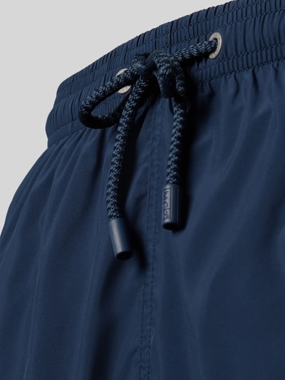 Produktfoto, navyblaue Badehose mit Logo-Print Modell 'Lighting Pantone' von MC2 Saint Barth, glatte Textur, sichtbares Zugband, Geschenkebox