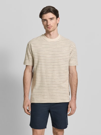 Männermodel trägt Relaxed Fit T-Shirt aus reiner Baumwolle von Marc O'Polo, Mehrfarbig, Optik: Gestreift, Frottee, Ganzkörperansicht von vorne.