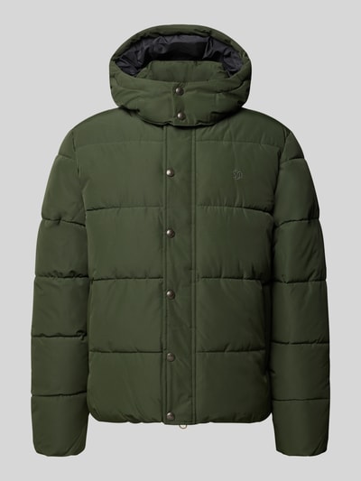 Produktfoto, Steppjacke mit Kapuze und Reißverschluss von Superdry in Olivgrün, Regular Fit, strukturierte Oberfläche, verdeckter Reißverschluss, Knopfleiste, Stehkragen, Herrenmodell, Maße laut Größe M