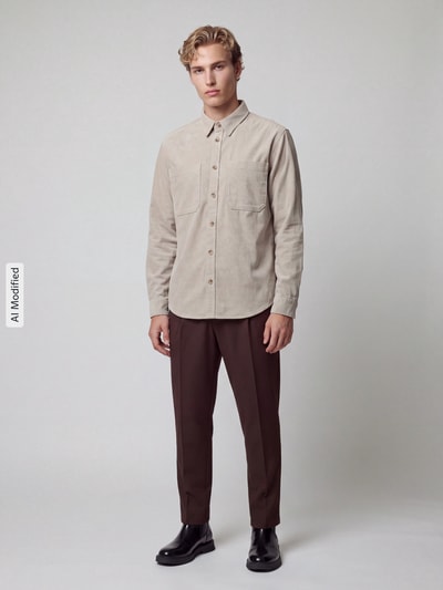 Männermodel trägt Freizeithemd mit Brusttaschen von ONLY aus reiner Baumwolle, unifarben, Kentkragen, Ganzkörperansicht von vorne, KI-modifiziertes Bild.