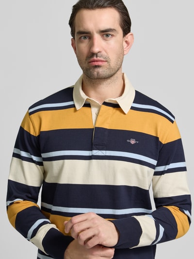 Männermodel trägt Sweatshirt mit Polokragen und Label-Stitching von Gant in Streifendesign, Baumwolle, Regular Fit, Nahaufnahme Oberkörper