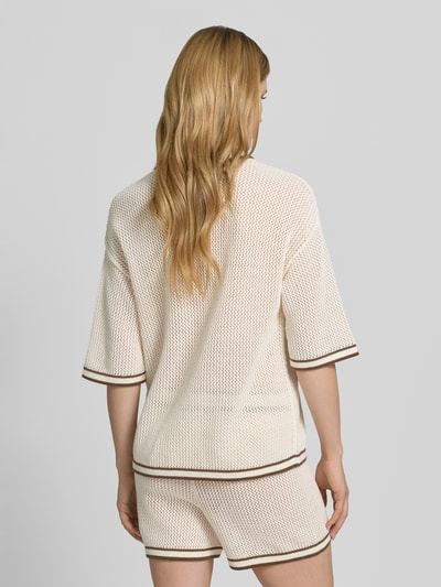 Frauenmodel trägt Strickshirt mit Polokragen und Knopfleiste von Style Icon Collection, cremefarben, Grobstrick, Rückenansicht, Ganzkörperansicht Rückansicht.