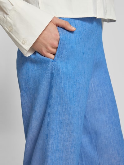 Frauenmodel trägt Culotte in Denim-Optik aus Baumwoll-Leinen-Mix von Lanius, Damen Culotte, Wide Leg, elastischer Bund, Nahaufnahme Hüfte, Baumwoll-Leinen-Mix