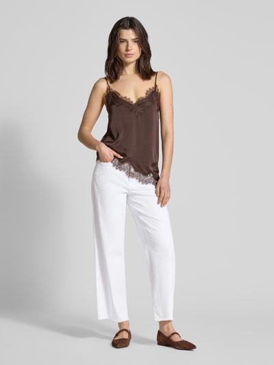 Vrouwenmodel draagt Wide fit jeans-culotte uit katoenmix model 'DREAM' van MAC, 5-pocket, verkort, onafgewerkte zoom, frontale totaalopname.